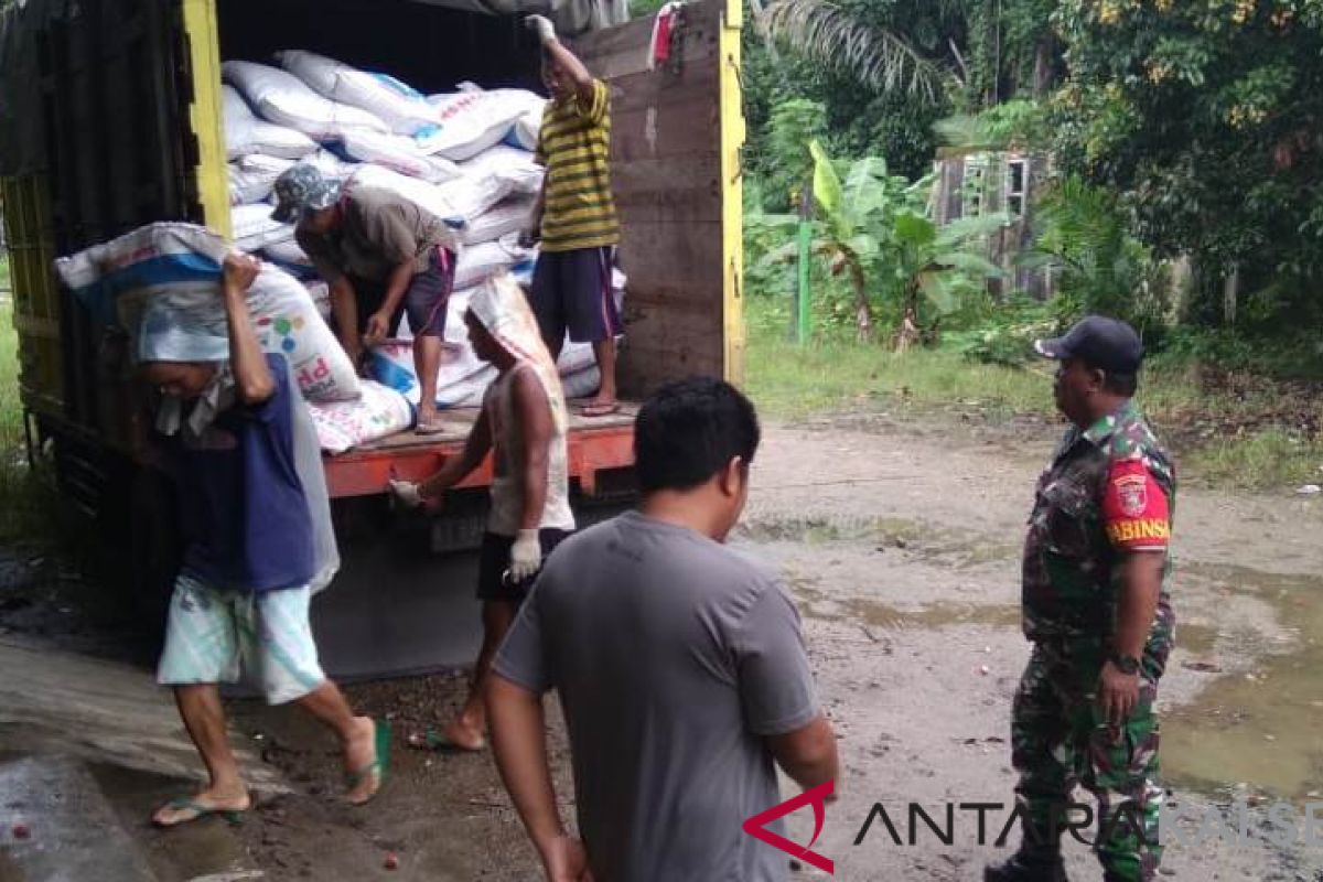 Babinsa Ambutun kawal pupuk untuk poktan binaan