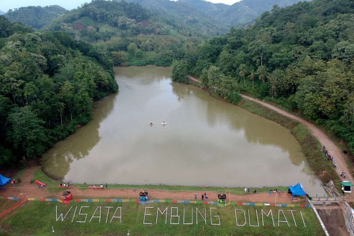 Wisata Perahu Pikat Pengunjung Embung Dumati