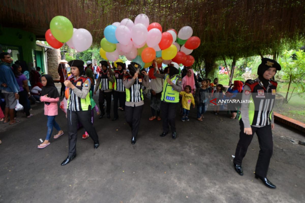 Polisi Berbagi Keceriaan dengan Anak-anak di KBS