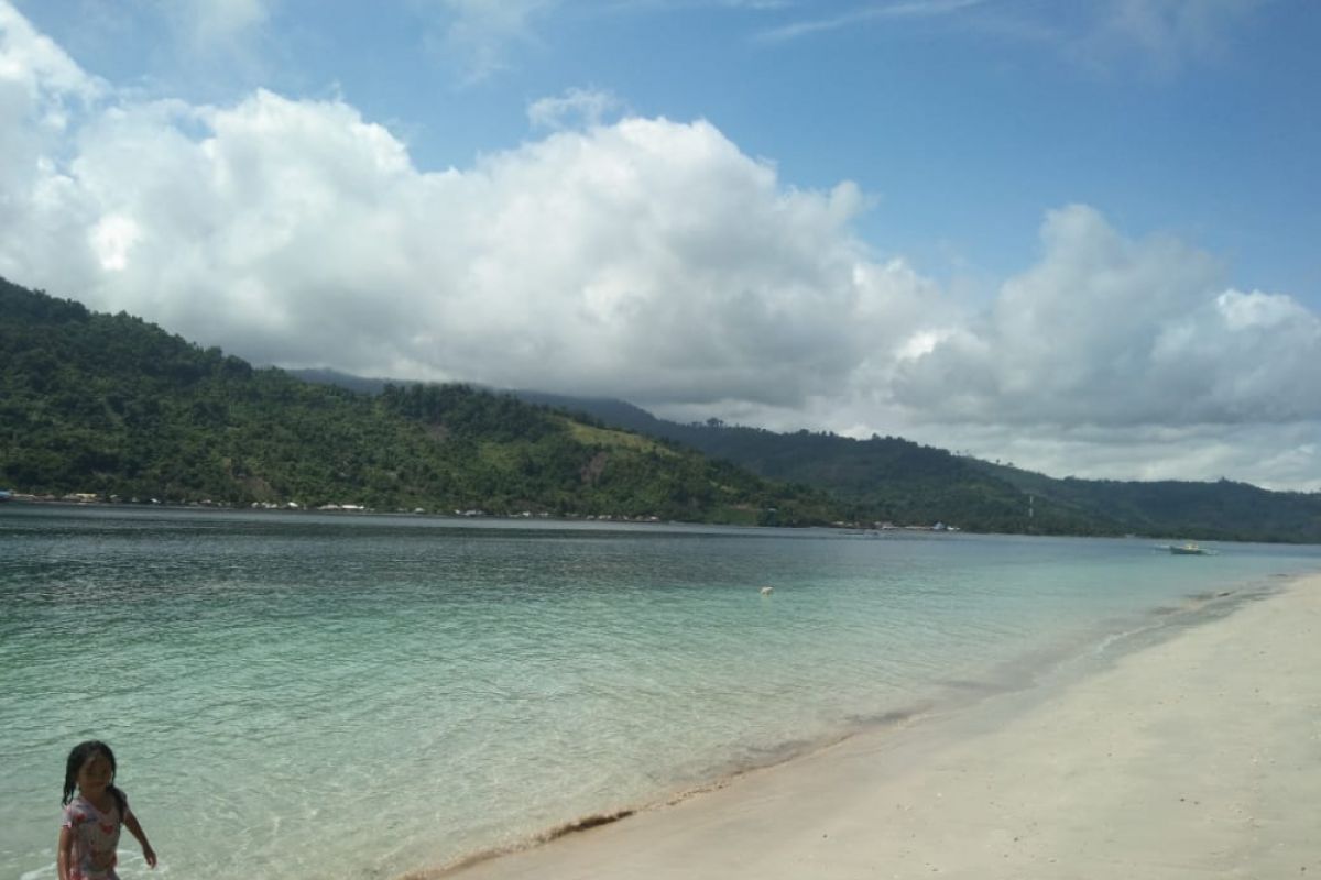 Warga Gorontalo Libur Tahun Baru di Pantai