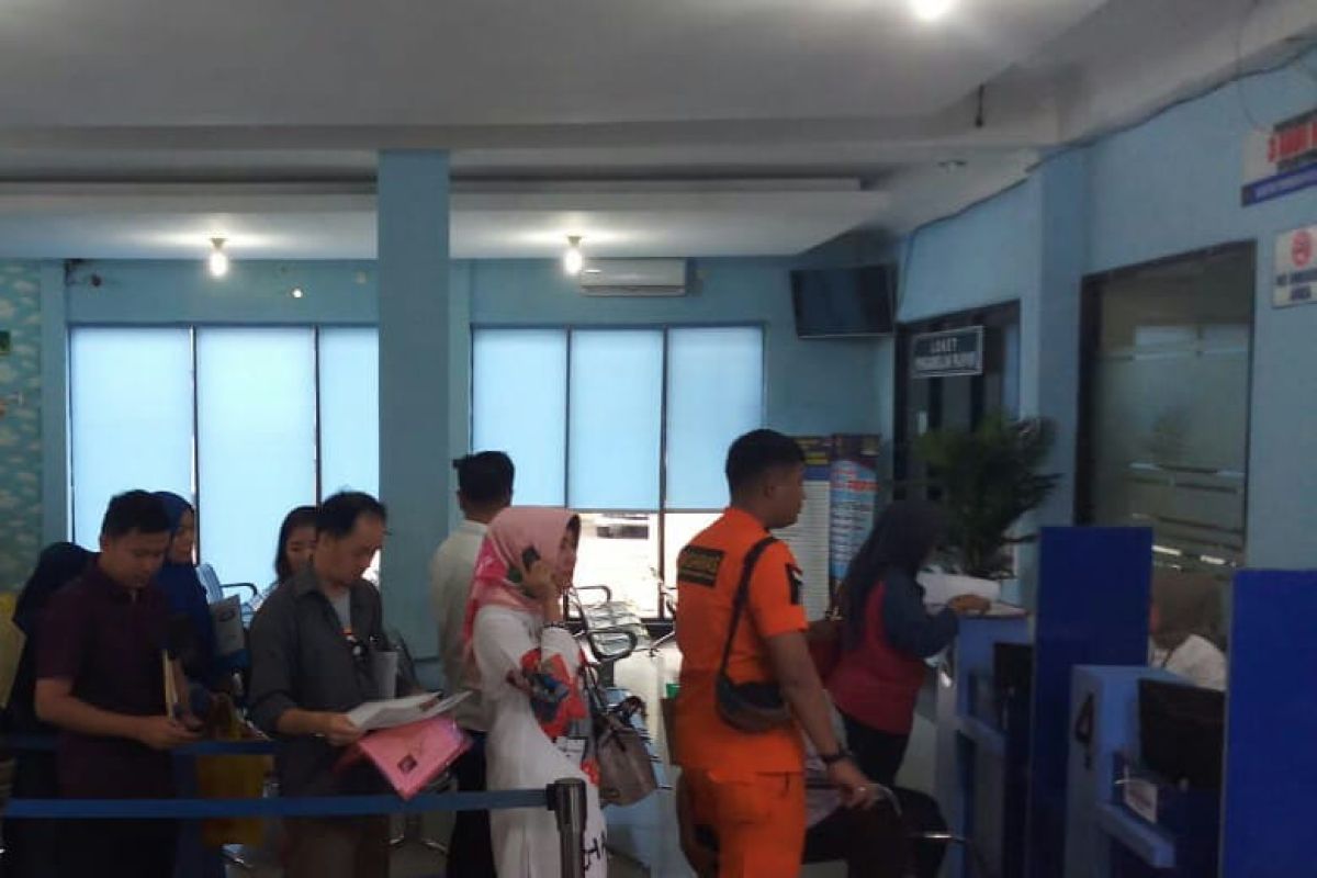 Puluhan warga Palembang manfaatkan layanan paspor simpatik