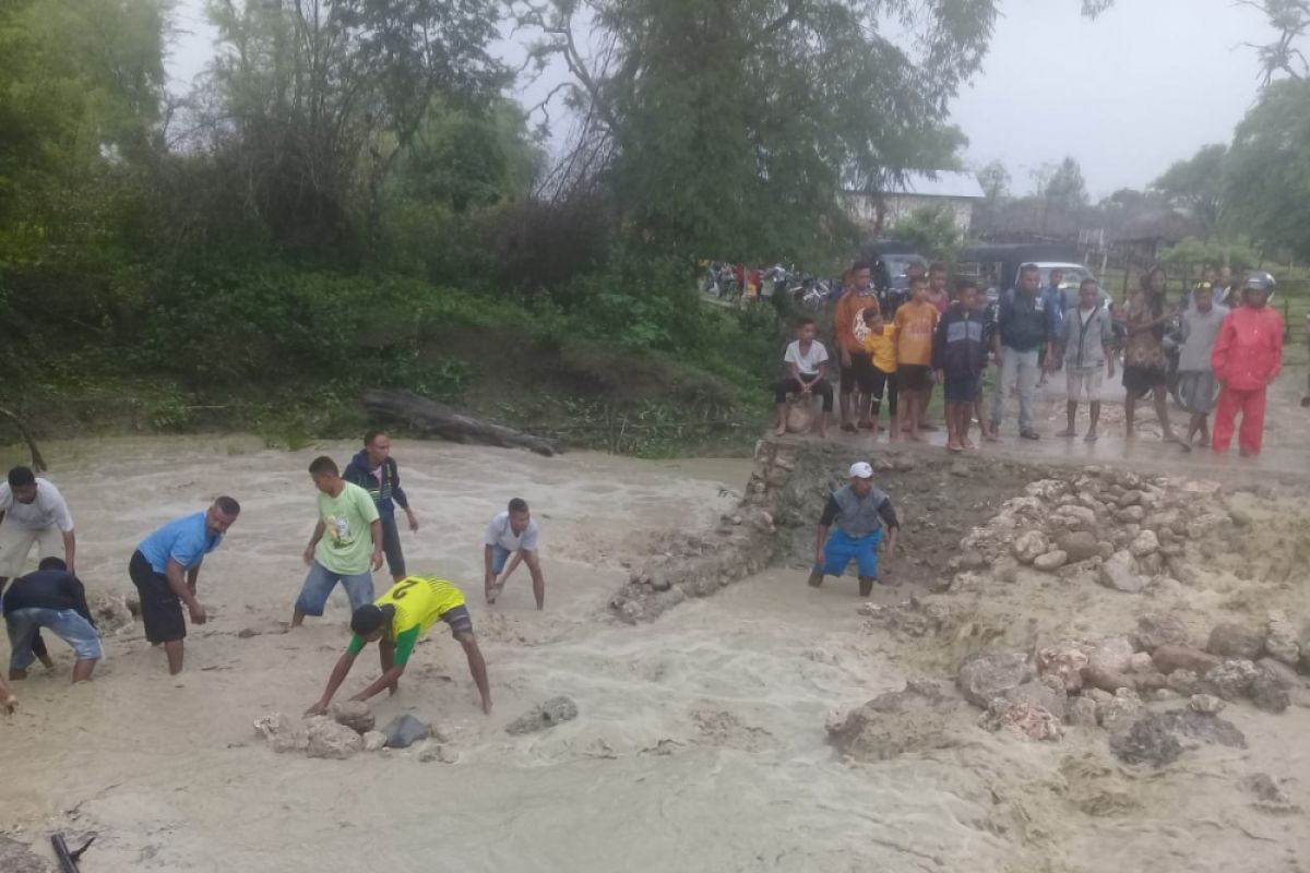 Jembatan Noebunu di TTS ambruk