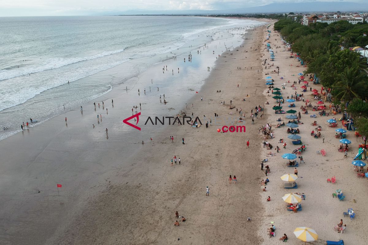 Jelang akhir tahun, Pantai Kuta makin padat