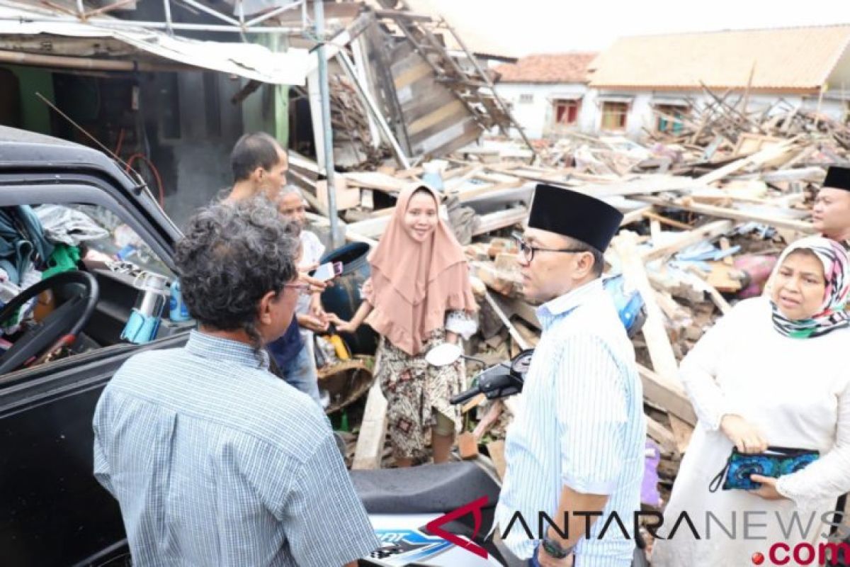 Zulkifli Hasan datangi korban tsunami di Lampung Selatan