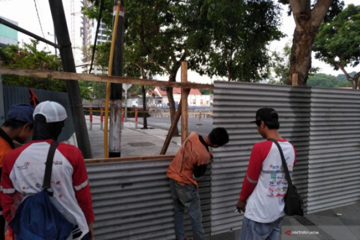 Pengaman seng dipasang di sekitar tanah ambles