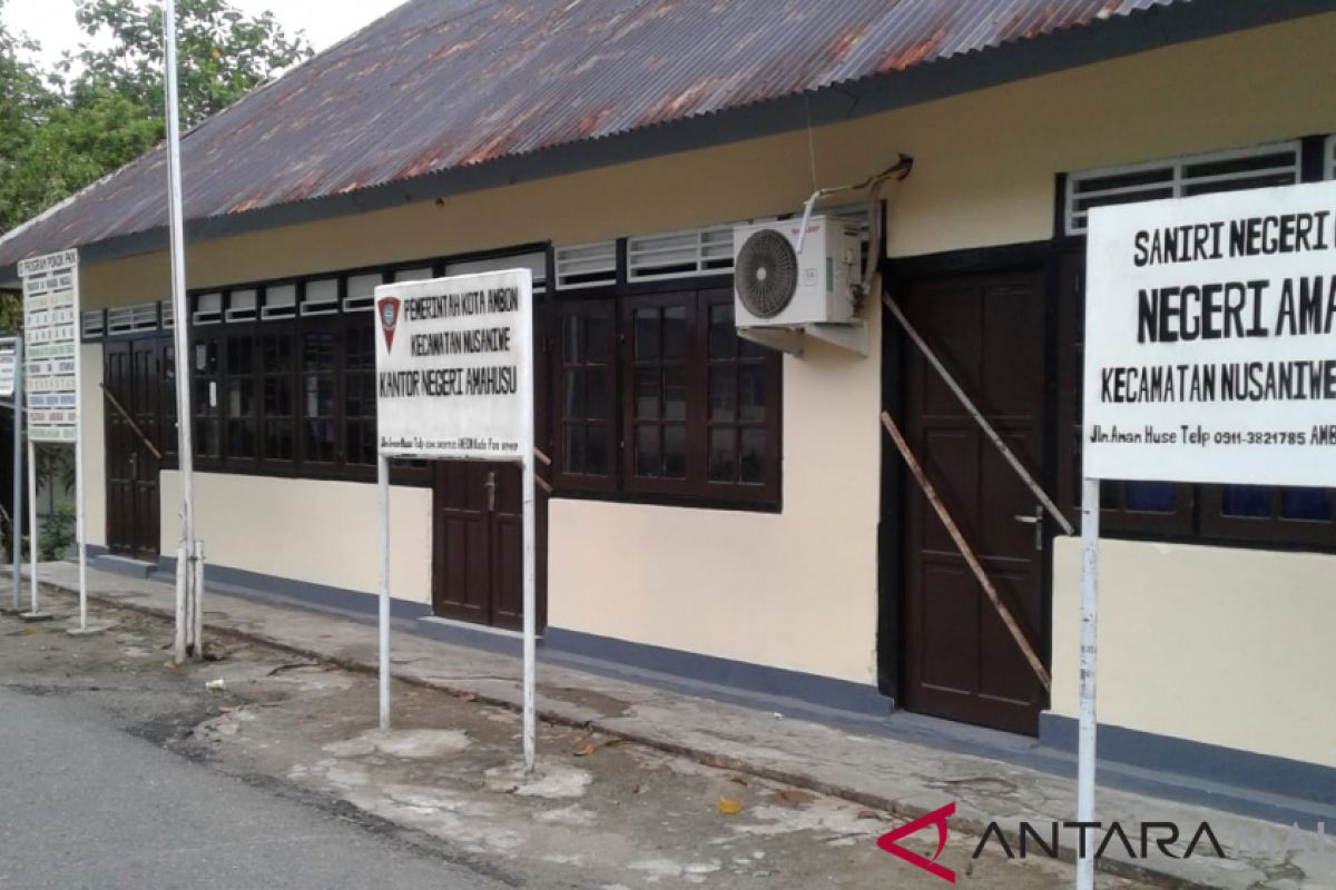 Warga Amahusu segel kantor negeri