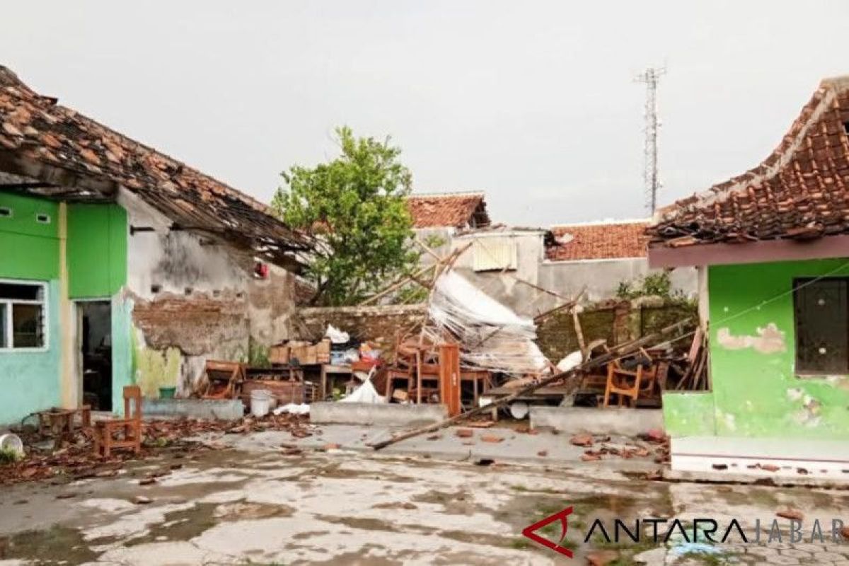 Ratusan rumah di Cirebon jabar rusak tersapu puting beliung