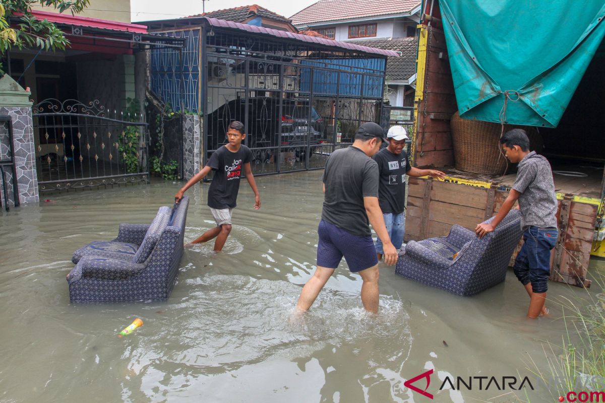 Floods kill two, render another missing in Probolinggo and Riau