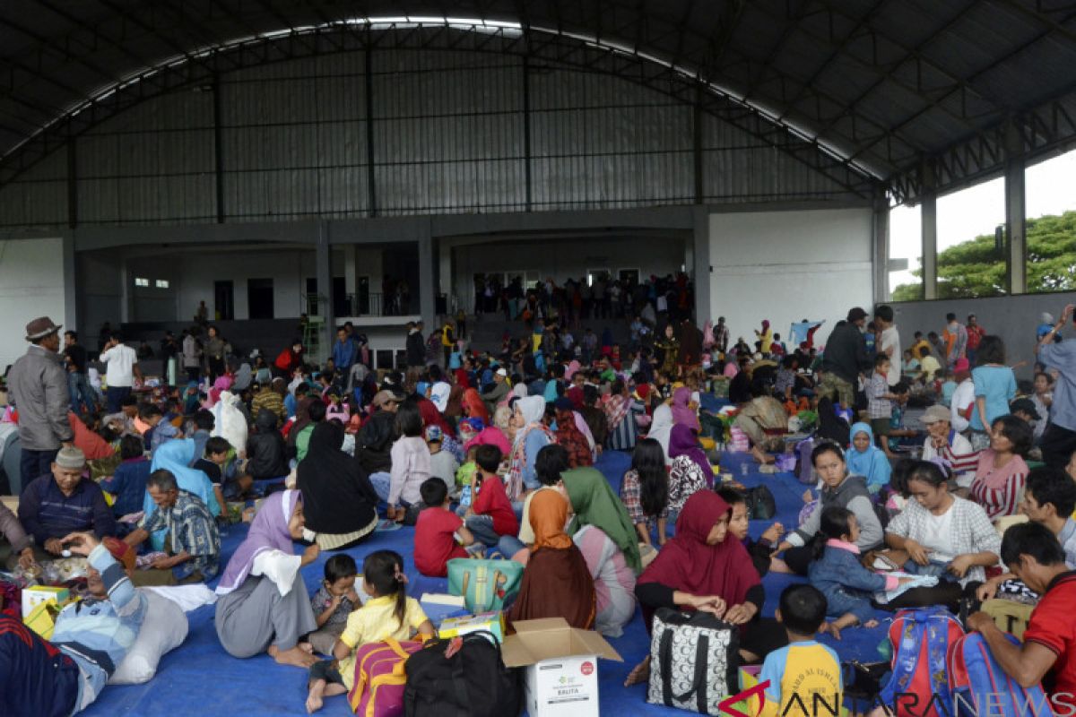 Pengungsi tak mau turun dari gunung, takut tsunami susulan