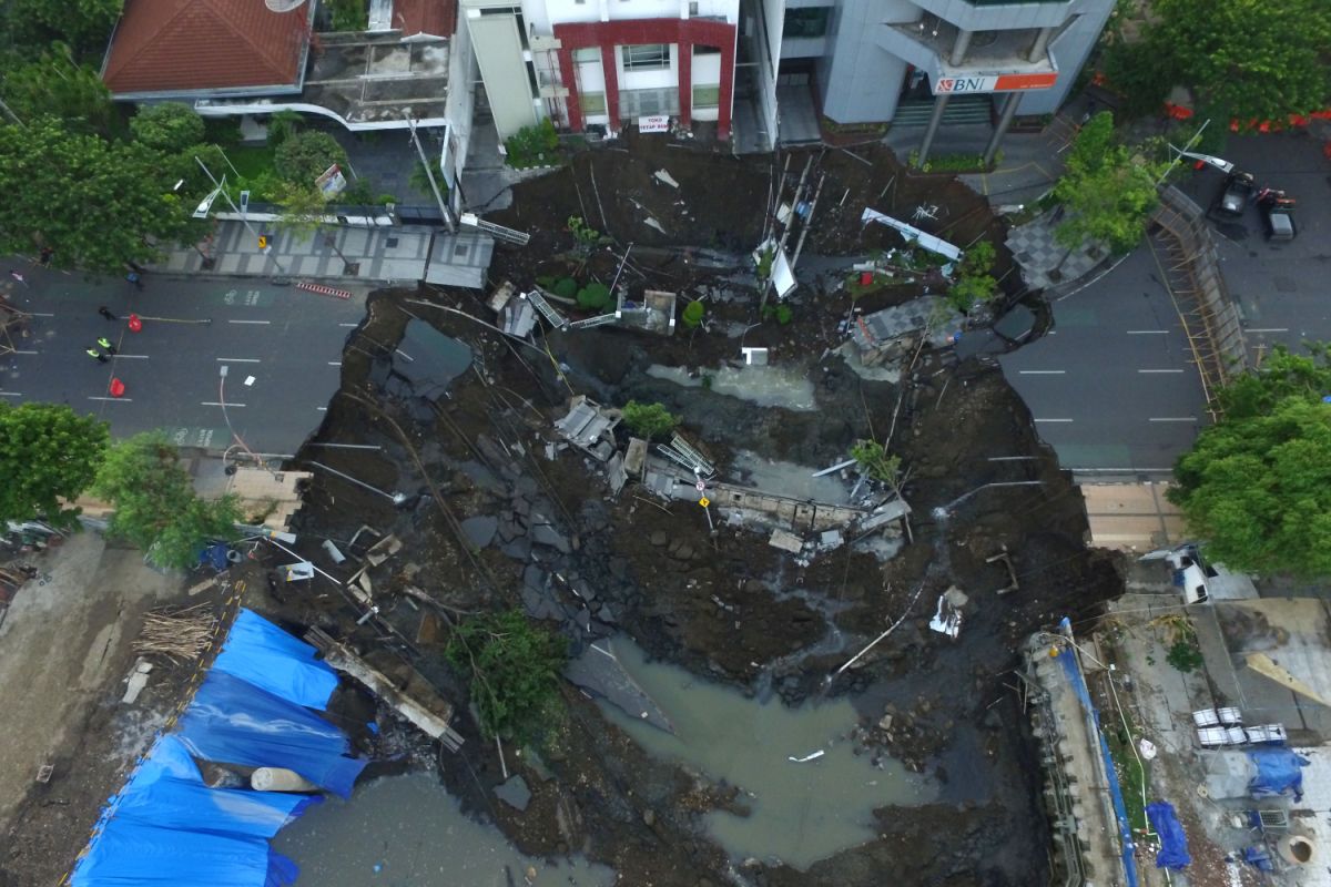 Petugas teliti tanah di Jalan Gubeng Surabaya yang amblas