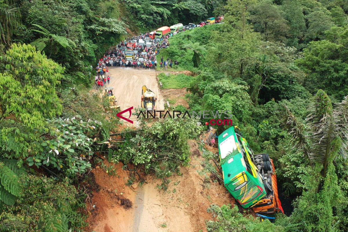 Tiga mobil terseret longsor di Sitinjau Lauik, Padang