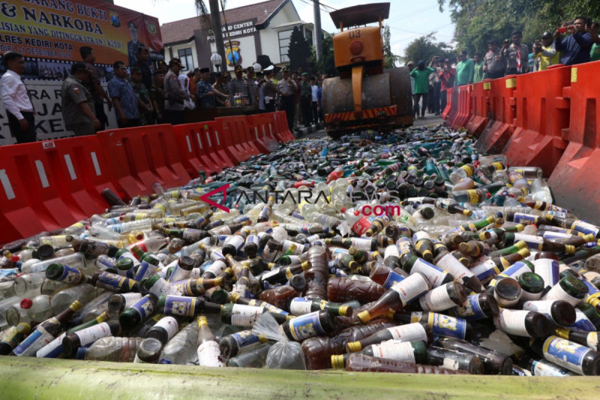 Polisi Surabaya sita ribuan botol minuman keras