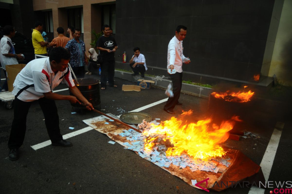 Puluhan ribu KTP elektronik rusak di Kudus dimusnahkan