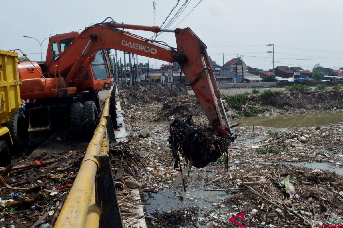 Sampah penyebab sungai BKT Semarang meluap dievaluasi