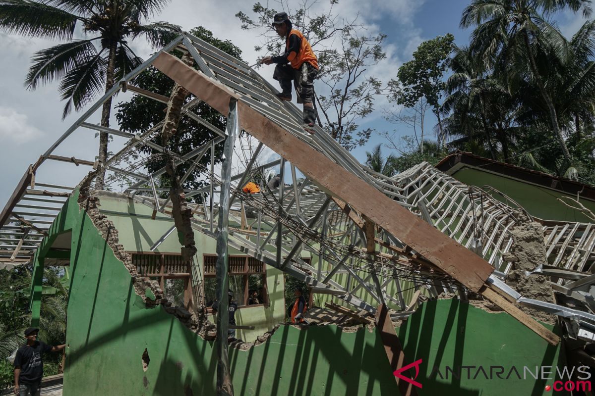 Seratusan siswa di Cianjur belajar di bawah ancaman atap ambruk