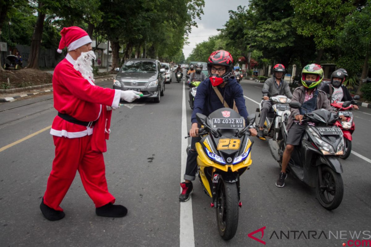 Polisi lalu-lintas di Maluku Tenggara Barat berkostum Sinterklas