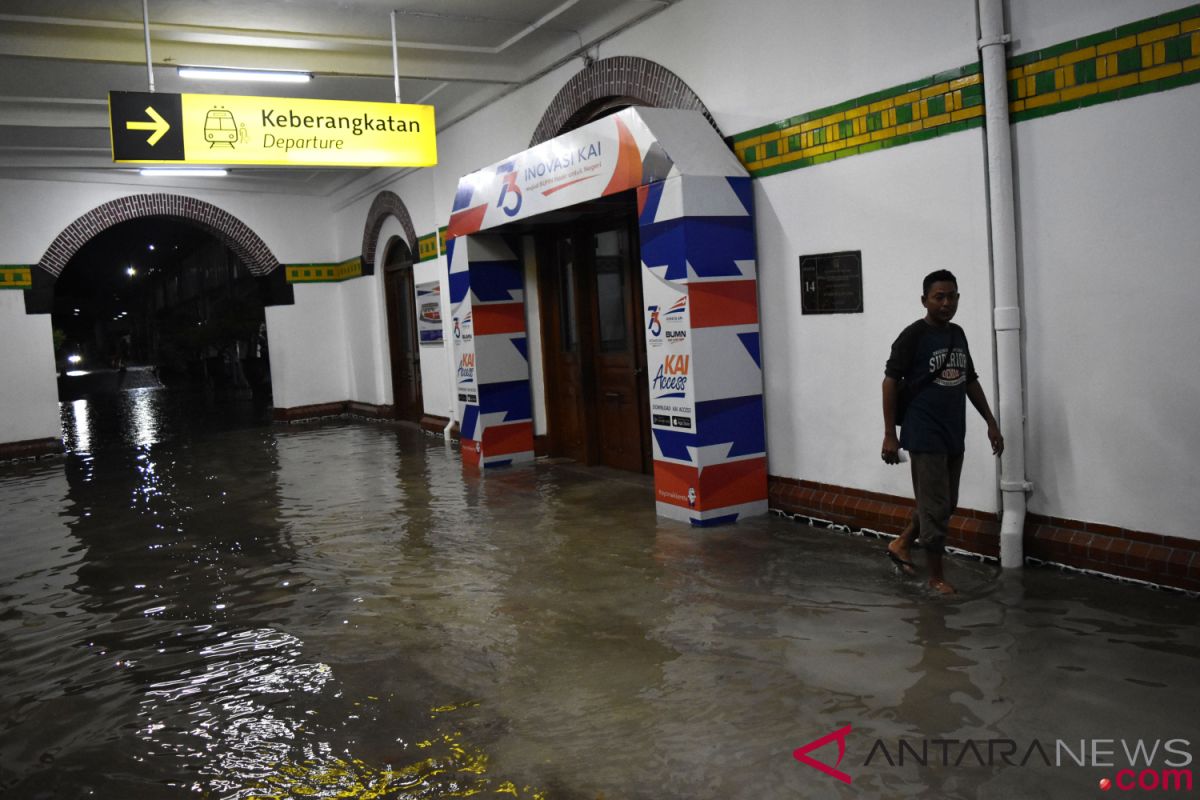 Hujan deras mengguyur, Stasiun Tawang tergenang banjir