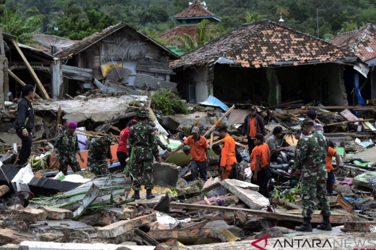 Satgas Korem 043/Gatam kembalikan uang temuan korban tsunami
