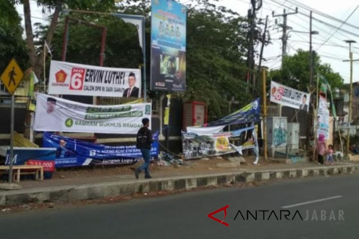 Penertiban alat peraga kampanye di kaca kendaraan umum