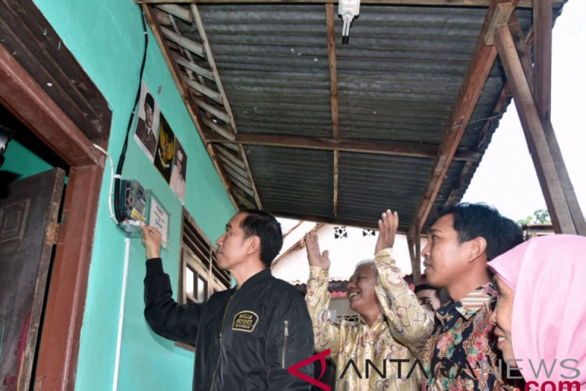 Presiden Pasang Listrik Gratis Untuk Keluarga Tak Mampu Di Bogor