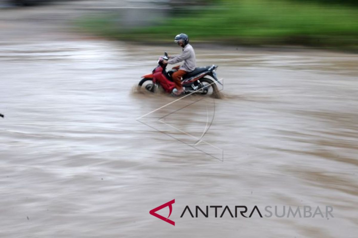 Banjir hanyutkan seorang bocah perempuan di Kampar