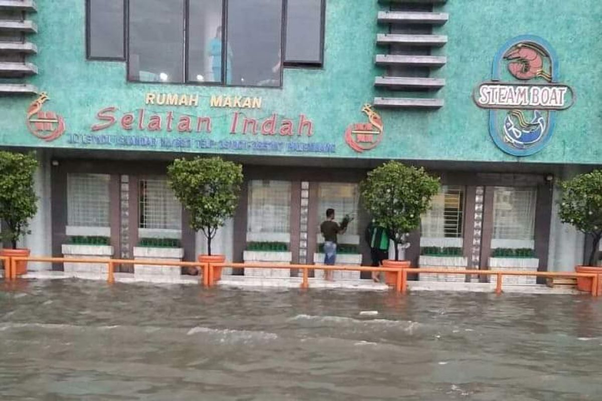 Genangan hujan masih menjadi masalah di Palembang