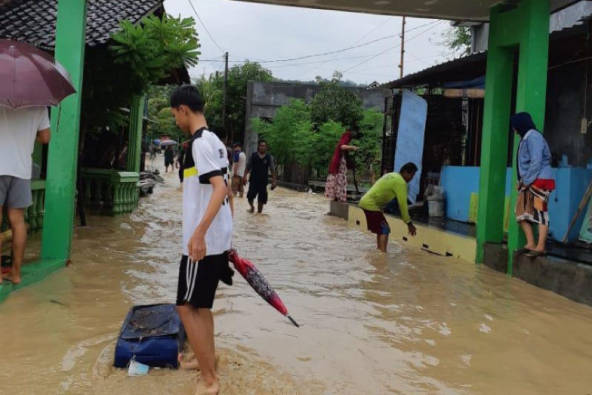 Meteseh Semarang tergenang banjir lumpur