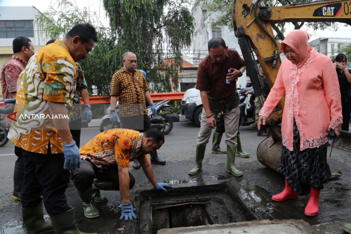 Risma Pimpin Pengerukan Saluran Air di Banyu Urip Surabaya