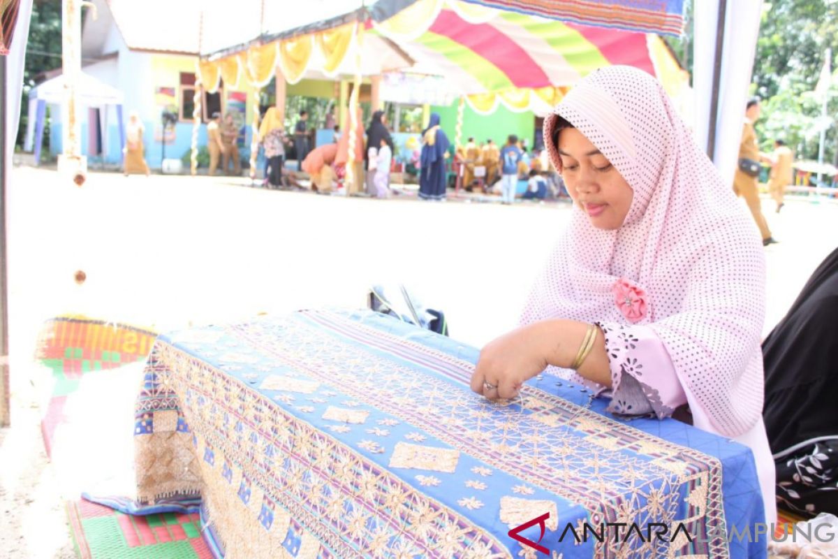 Dinas terkait diwajibkan promosikan tapis Waykanan