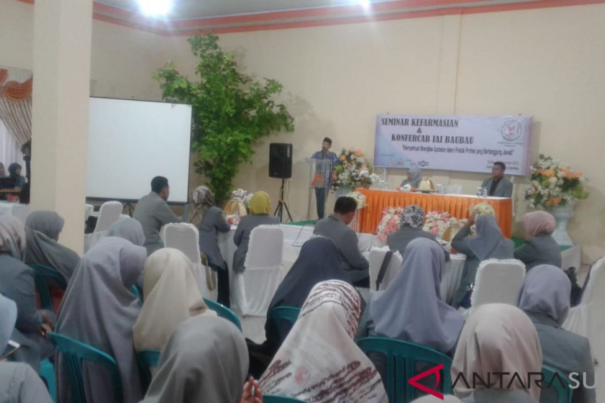 Wali Kota Baubau berharap apoteker bisa kompak