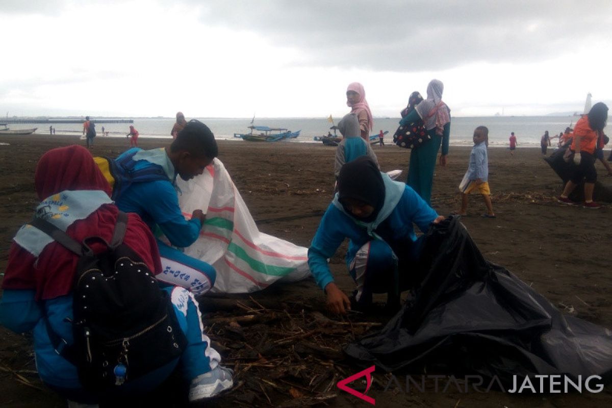 Ratusan pelajar dan mahasiswa bersihkan Pantai Teluk Penyu Cilacap