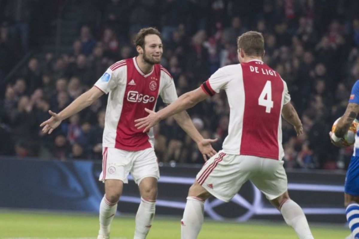 Blind minta semua pemain Ajax menandatangani bola trigolnya