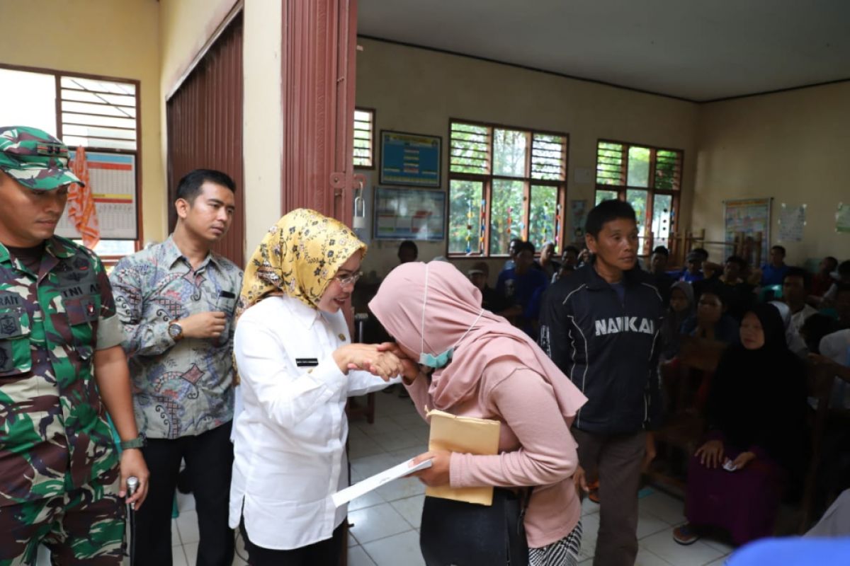 Bupati Serang Berikan Bantuan Tunai Korban Tsunami