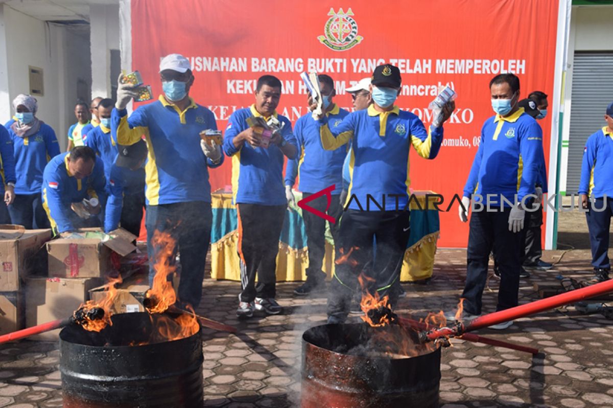 Kejari Mukomuko musnahkan barang bukti kejahatan