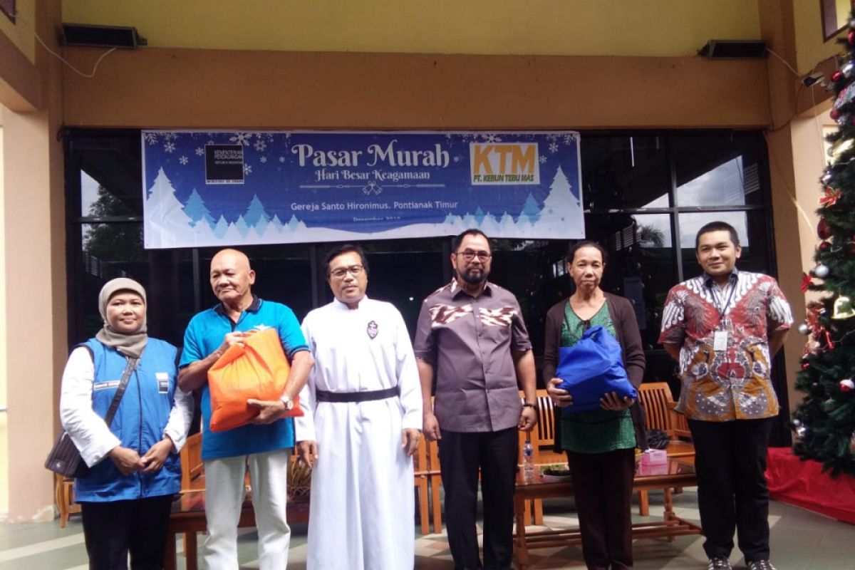 Pasar murah di Gereja Kalbar