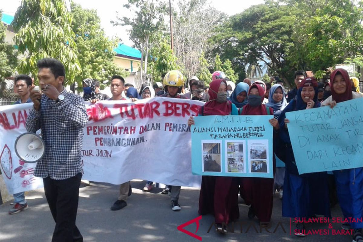 Mahasiswa Polman tuntut perbaikan jalan Tutar