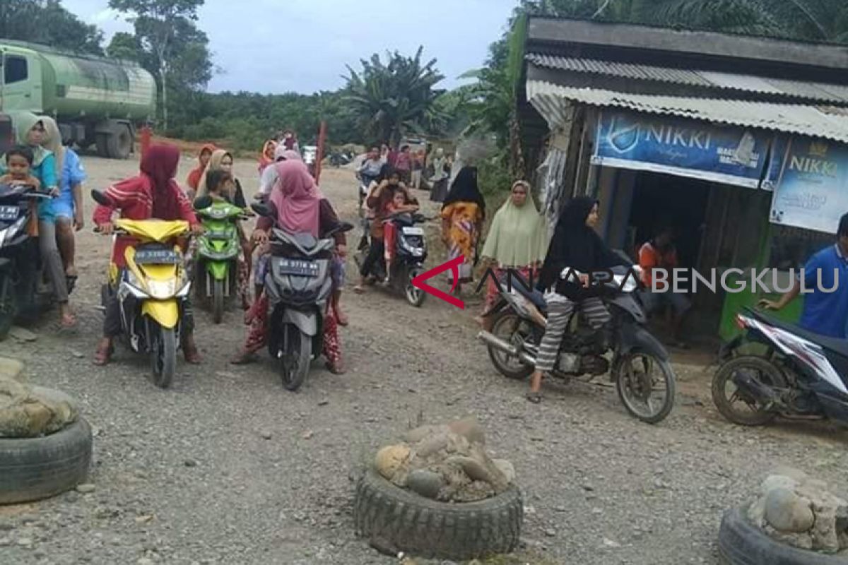 Kapal trawl rusak wisata bahari Tanjung Sangkar