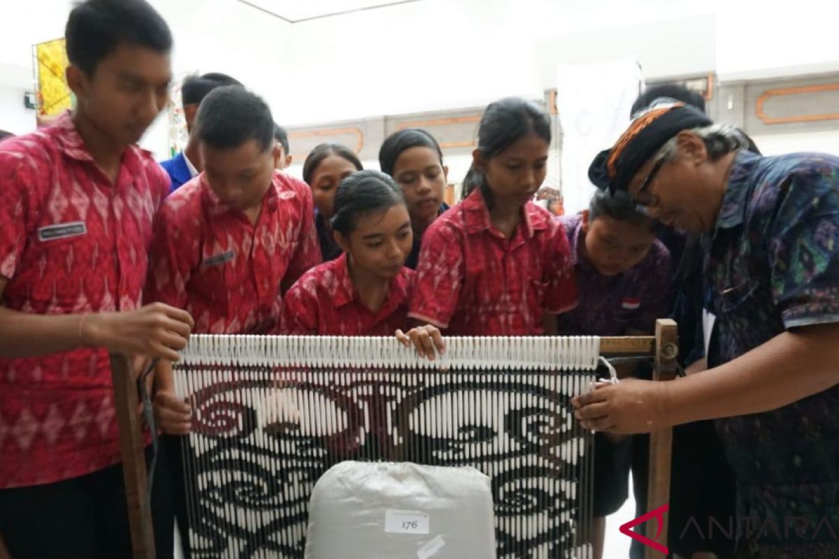 ISI Denpasar kenalkan tenun dobel ikat tiga negara