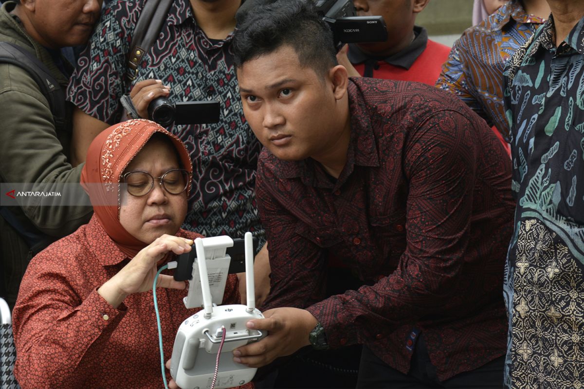 Risma Pantau Pemulihan Jalan Ambles Gunakan 