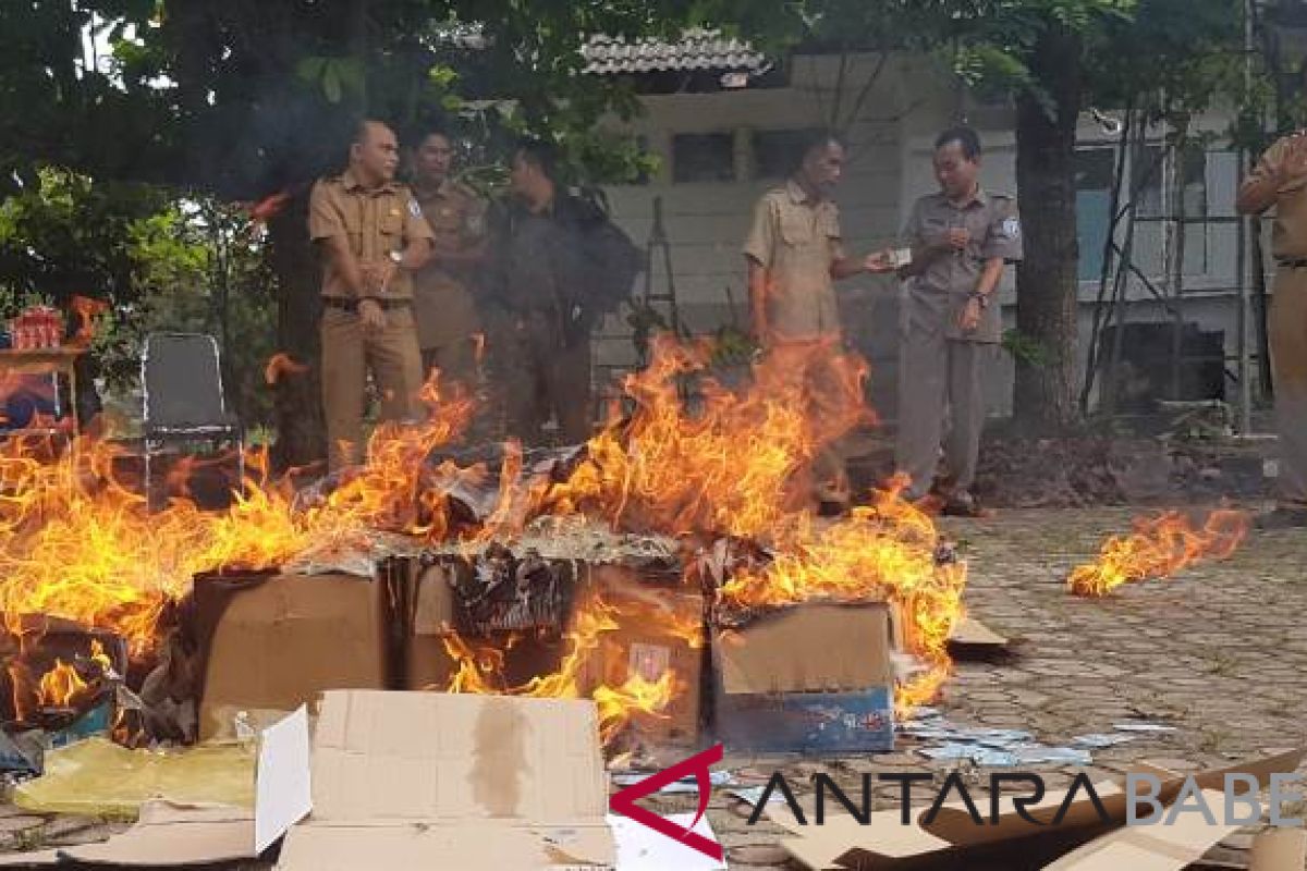 Disdukcapil Bangka Selatan bakar puluhan ribu KTP elektronik