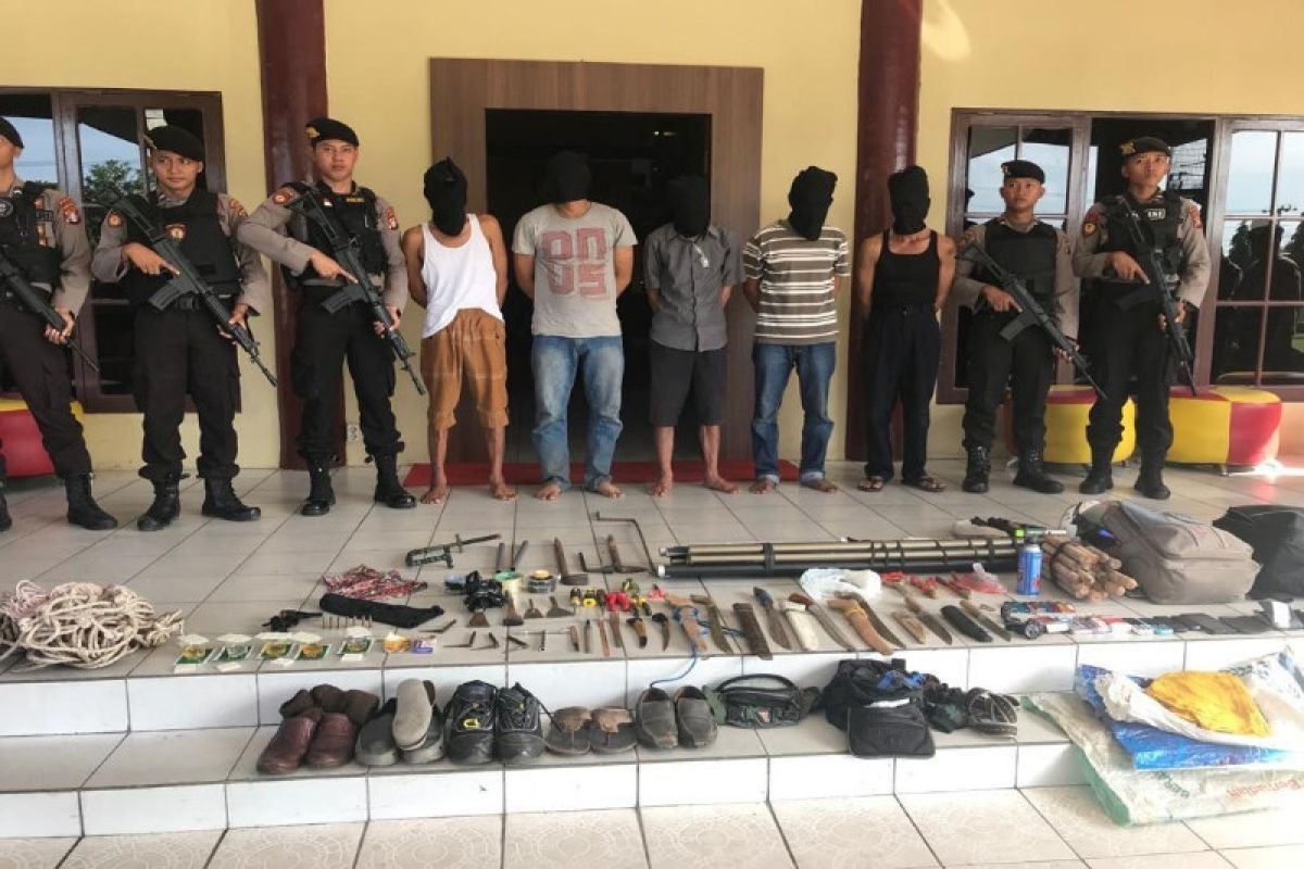 Lima pria ini ditangkap membawa belasan senjata tajam dan senjata api