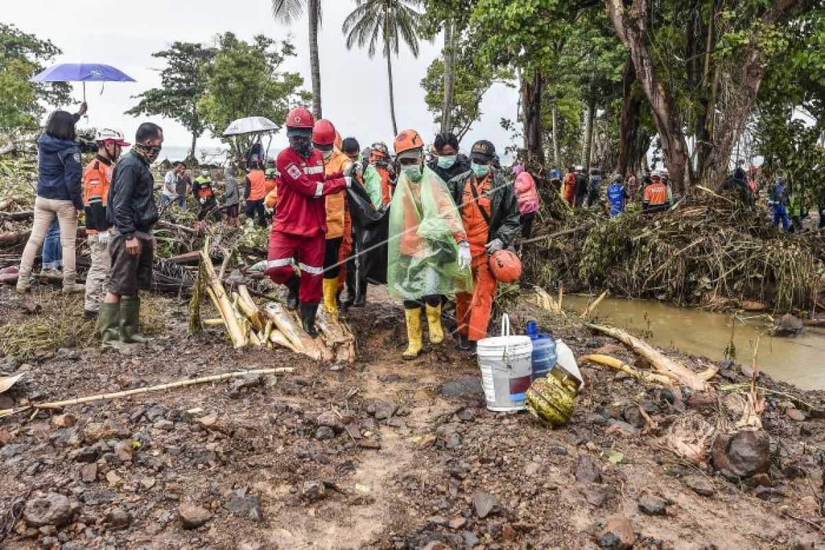 Pencarian korban tsunami terkendala cuaca buruk