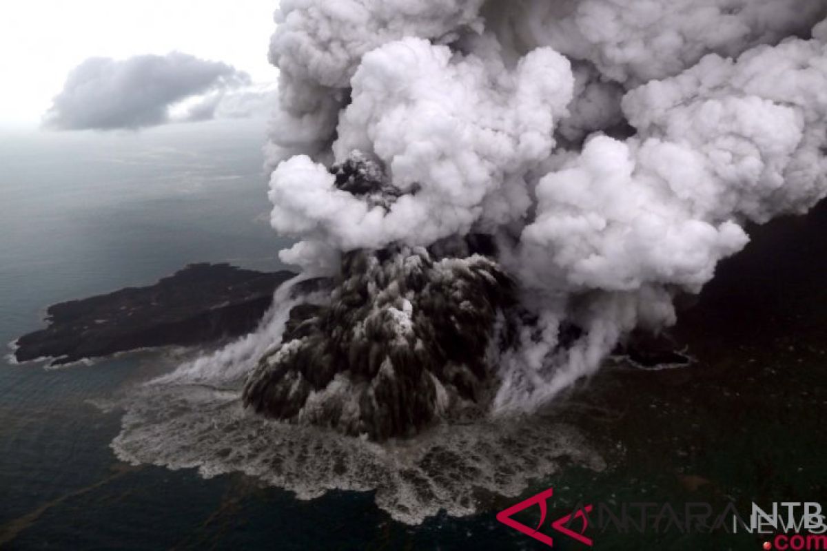 Letusan Gunung Anak Krakatau tipe strombolian