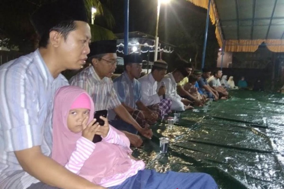 Warga Lombok Barat gelar dzikir-doa malam pergantian tahun