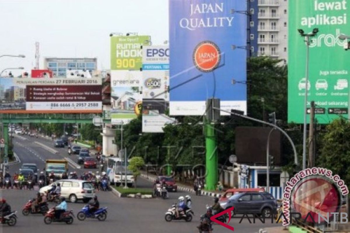 Papan reklame di Jalan Majapahit roboh tapi tersangkut pohon