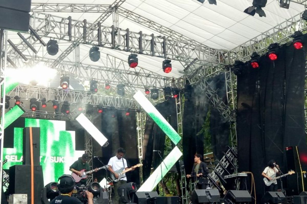 Band Feast tampil enerjik dihadapan ratusan penonton MakerFest 2018"