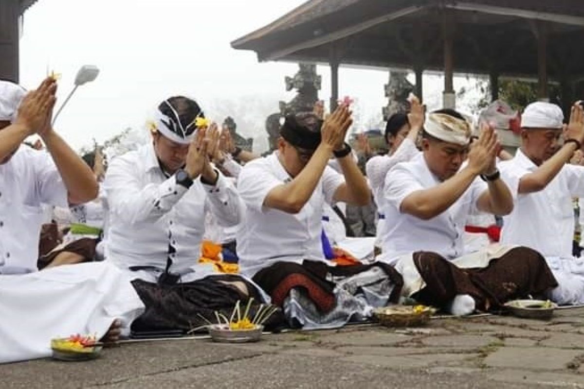 Umat Hindu di Biak sembahyang hari Galungan