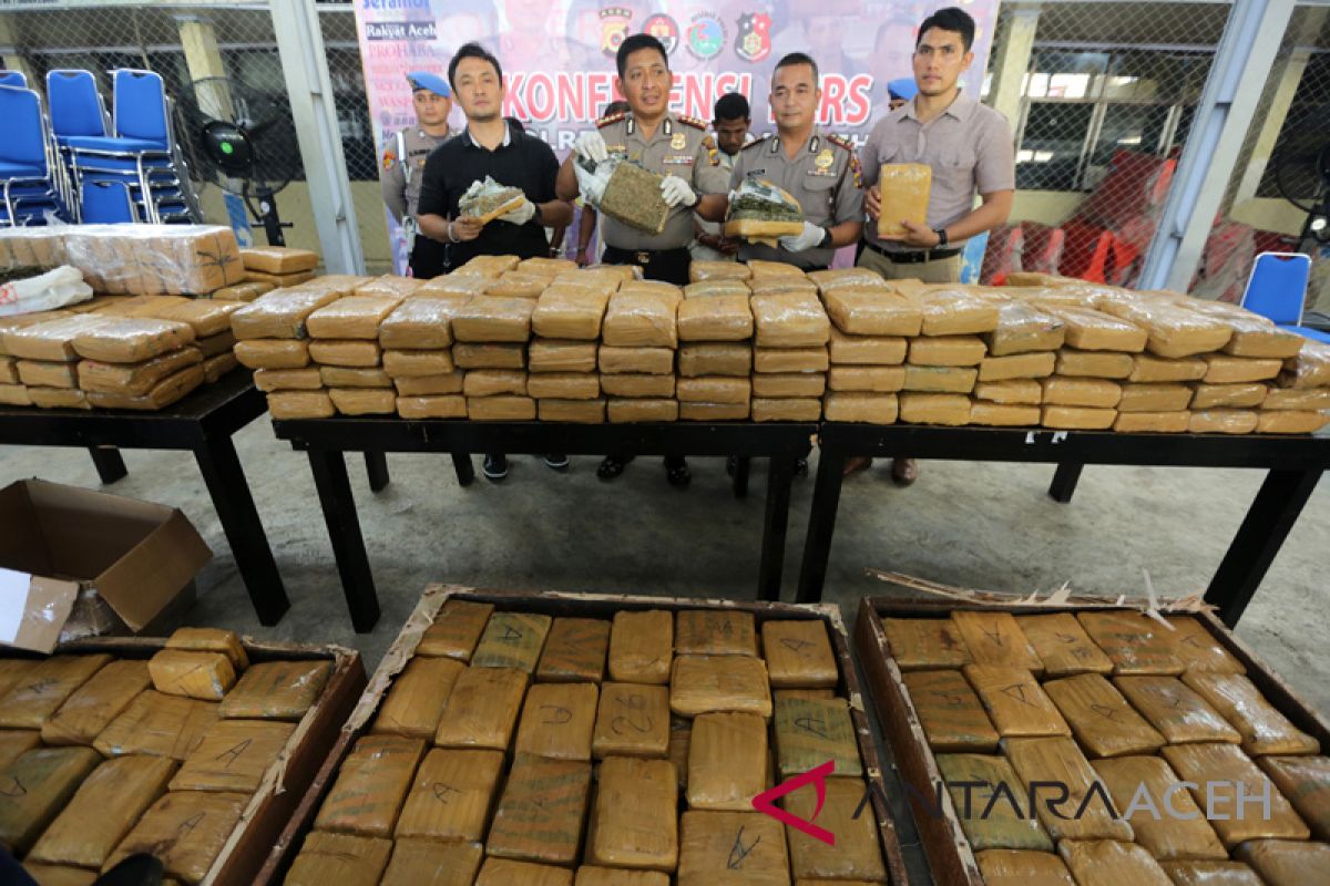 Polisi gagalkan pengiriman ratusan kilogram ganja ke Jakarta
