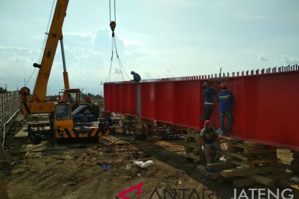 Gelagar Jembatan Tanggulangin Kudus mulai dipasang