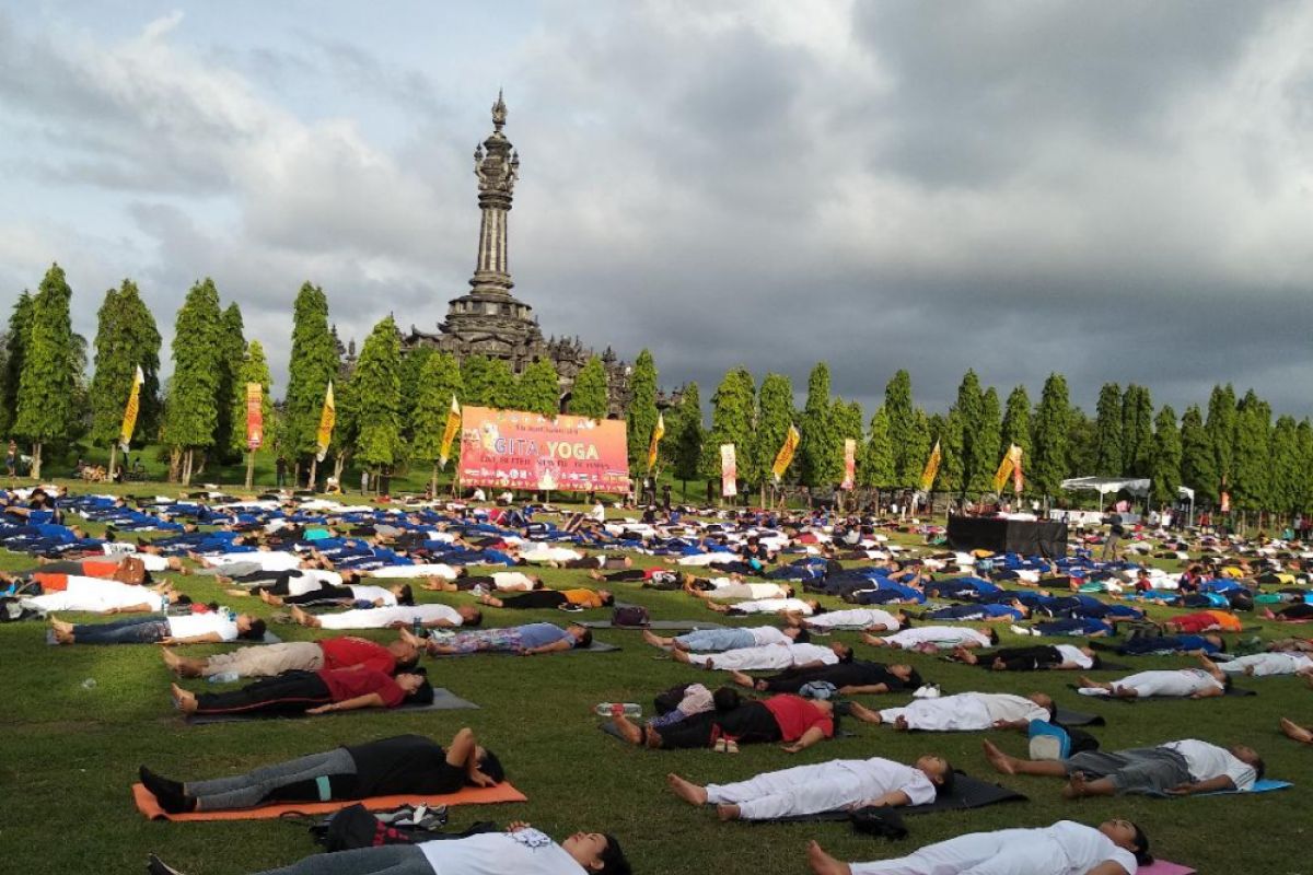 Ribuan warga Bali berbaur dalam Gita Yoga